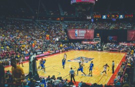 电子竞技-穆古鲁扎在雄鹿比赛中绝杀，高光表现引发热议！