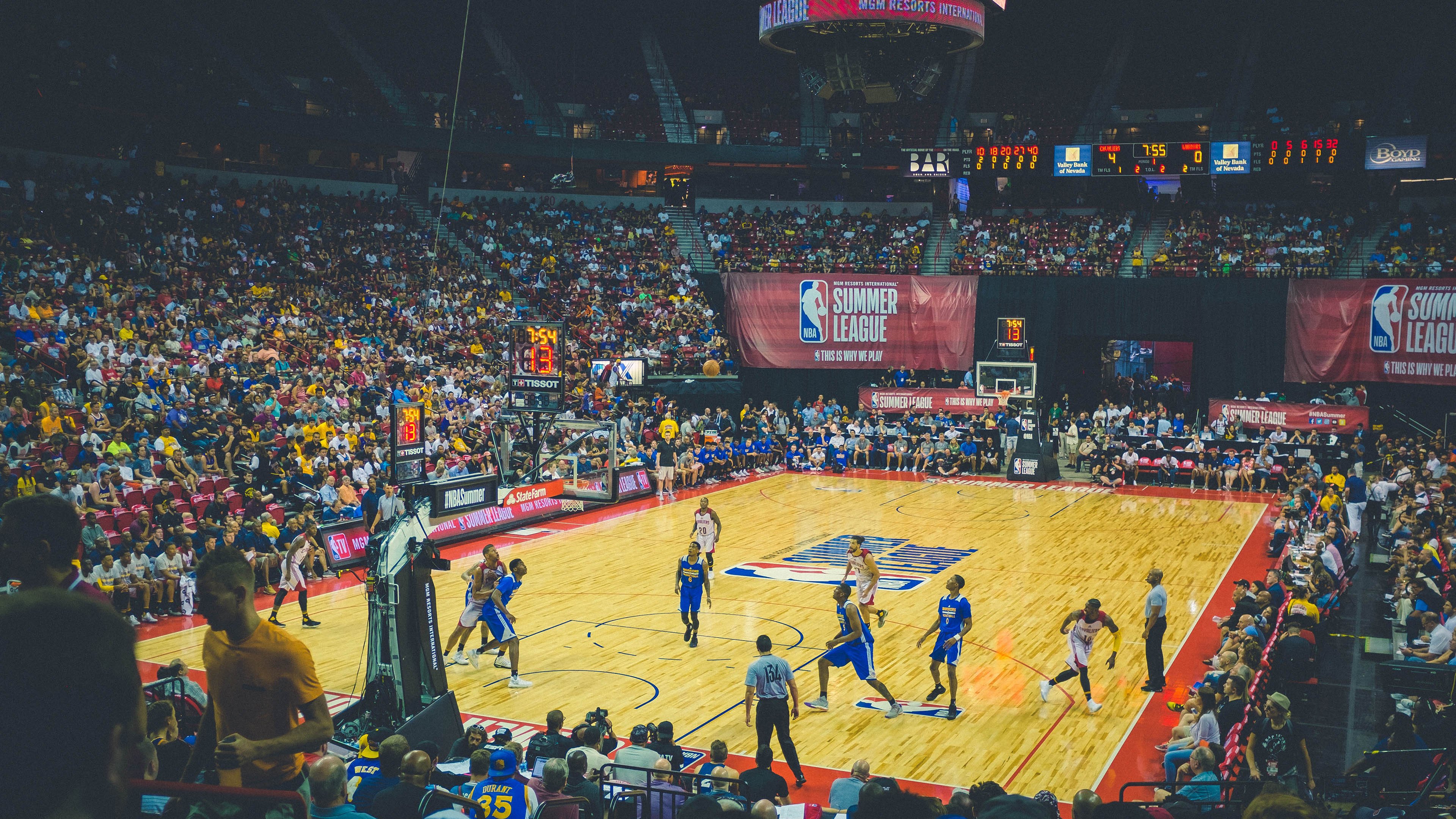 穆古鲁扎在雄鹿比赛中绝杀，高光表现引发热议！